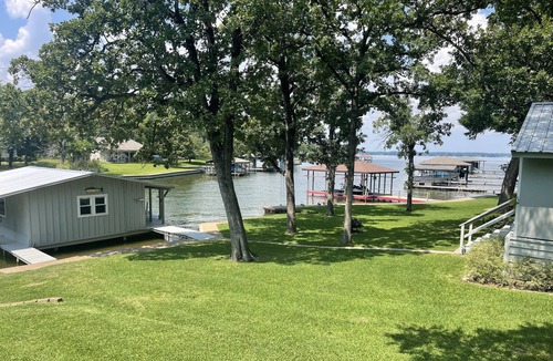 Leisure Land House | Belle Maison du Lac! Lakefront Retreat with Boathouse & Firepit - Perfect for Family & Friends!