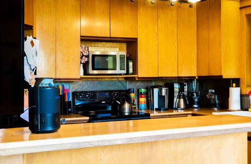 Barton Heights House | Best ATX Location + Patio w 65"TV & Cowboy Pooln