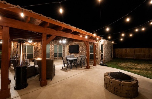 Wellborn House | Best Patio in BCS/4.1 mi to Kyle Field/82” TVs/Fire Pit/Nursery