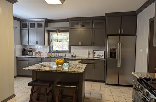 Frankston House | Big Red Comfortable, welcomes pets, & sleeps 6