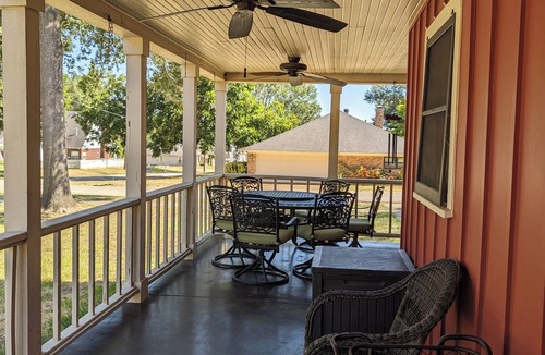 Frankston House | Big Red Comfortable, welcomes pets, & sleeps 6