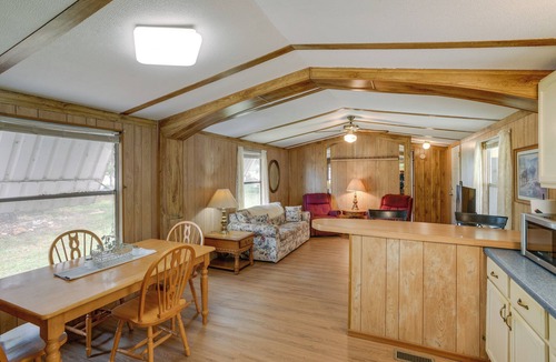 Maryneal House | Blackwell Home w/Enclosed Porch: Steps to Water!
