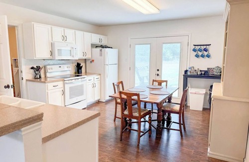 Salado House | Blue Haven at Salado Plaza. Family friendly townhome w/fenced back yard!