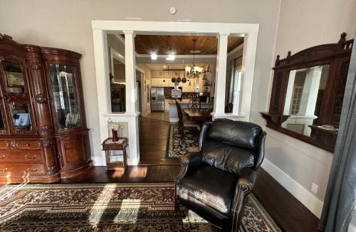 Taylor House | Blueberry Bungalow - Locally Run! Enjoy our PS5!