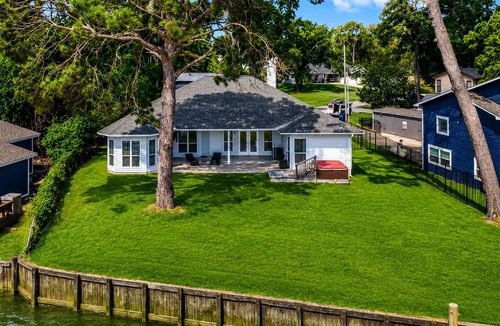 Pointblank House | Bluewater Paradise - Luxury Lakefront Retreat with Open-Water Views