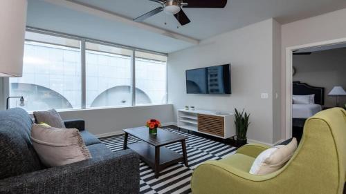 Downtown Dallas Apartment | Bold CozySuites with gym, roof #3