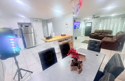 Meadowbrook House | Book Now: 6BR Meadowbrook Stay Karaoke, Roku TVs & Group Getaway Vibes