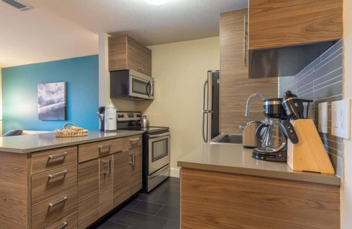 Riverside Apartment | Boulevard Stays 8 mins to Downtown King Bed Pool, Parking Gym 01
