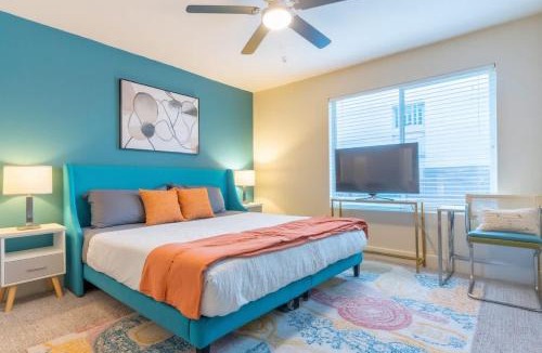 Riverside Apartment | Boulevard Stays 8 mins to Downtown King Bed Pool Parking Gym 01