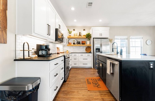 Brazos House | Brand New and One Block from Magnolia Silos!