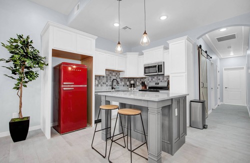 Sunset House | BRAND NEW, I-10/Sundland, great for LONG TERM STAYS