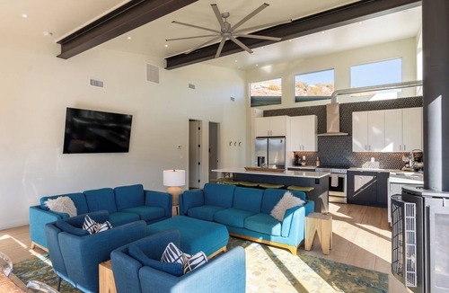 Trimble House | Breathtaking Views of Animas River Valley, Hot Tub, Beautiful Modern Home