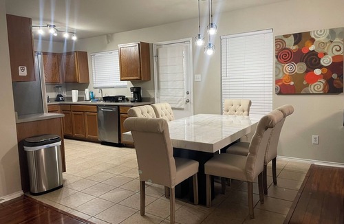 Wetmore House | Bright 5-Bed Canyon Maple Retreat with Pool Table Near JW Marriott