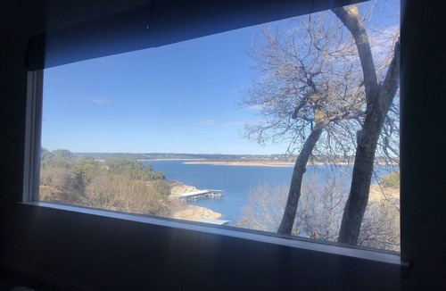 Lakeway House | Bright Cove Bungalow- Charming & Luxe Waterfront home located on Lake Travis