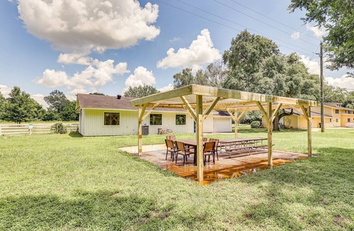 Simonton Cottage | Bright Wallis Cottage w/Pergola & Grill!