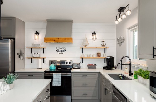 Bay Area House | Bring the Whole Crew Pets Too! 3BR w/Private Fenced Yard Near Beaches!