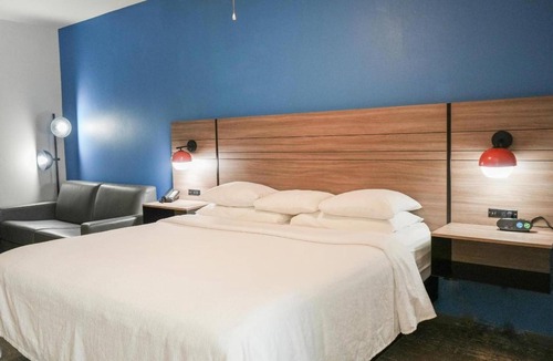 Port Aransas Hotel | Budget-friendly King Room Perfect for Couples w/Free Parking Included