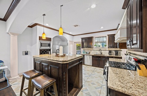 Knox - Henderson House | Business Friendly 14 Bed Duplex Mins to Downtown/Convention Center Walk to Bars!