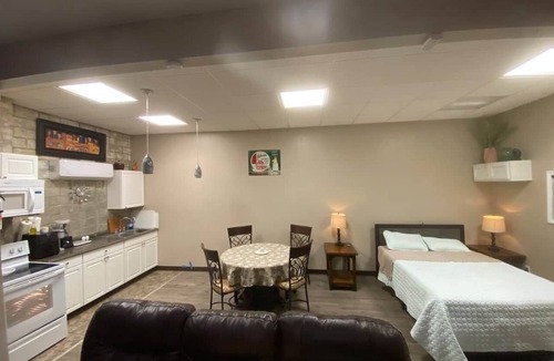 McComb Apartment | BUSINESS TRAVELLER- WIFI- Gated Parking- Weekly Room Cleaning the historic NEHI