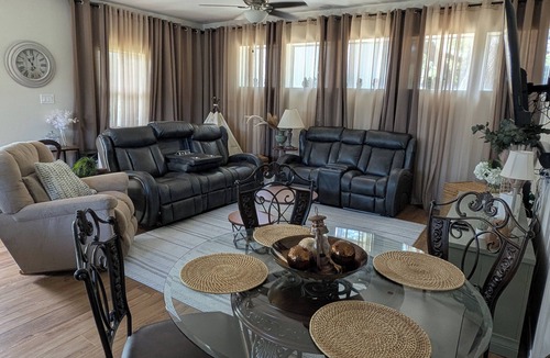 Bacliff House | By the Bay Getaway -Family Friendly Playroom, Bunk Beds & outdoor fun, Sleeps 5+