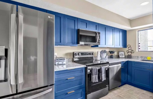 Neartown House | C Houston Resort Style Heated Pool