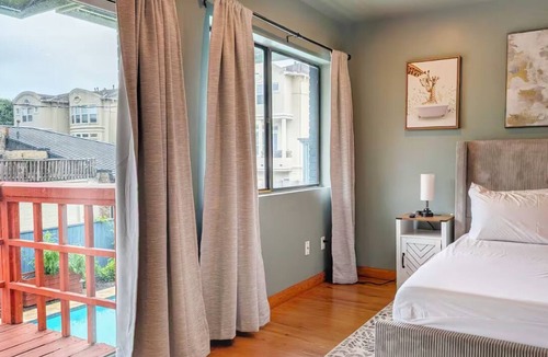 Neartown House | C Houston Resort Style Heated Pool