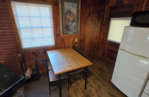Mayhill Cabin | Cabin 2 @ Lazy Day Cabins