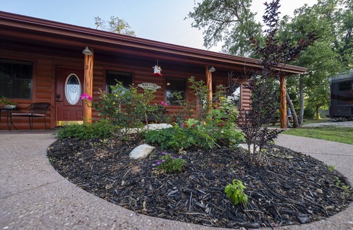 Waco House | Cabin 2 Rental 15 minutes from Magnolia and Baylor