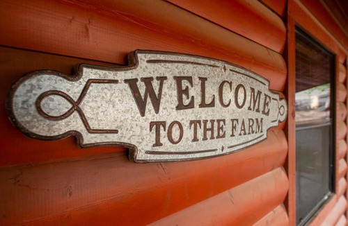 Waco Ski Chalet | Cabin 3 Rental 15 minutes from Magnolia and Baylor