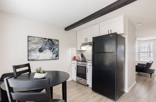 Arlington Heights Apartment | Calmont Urban Guest Farmhouse: 1-Bedroom Hideaway