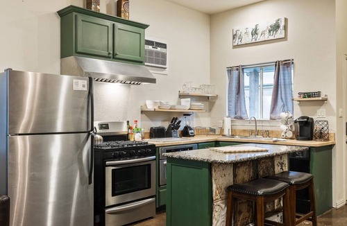 Arlington Heights Apartment | Campo Cottage - Guest House in the heart of Fort Worth!