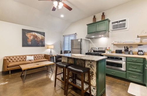 Arlington Heights Apartment | Campo Cottage - Guest House in the heart of Fort Worth!