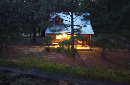 Van Zandt County Cabin | Canton Trade Days cabin! Romantic getaway!