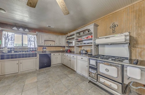Glencoe House | Capitan Vacation Rental w/Grill, Near Ruidoso! Includes hottub!