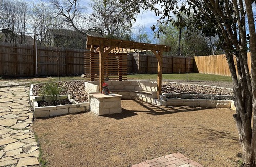 North San Antonio - SAT House | CASA De COLORES - Fiesta Texas - 3Bdr - Cozy - Smart TVs - Backyard Space
