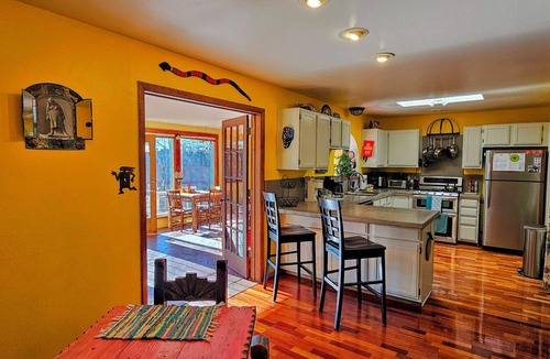 Santa Fe House | Casa Karina Sunroom Firepit Fenced Yard 10 min Plaza River Trail 1 block