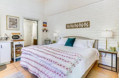 Patagonia Apartment | Casa Paloma Studio: Artsy & Airy w/Hot Tub Access