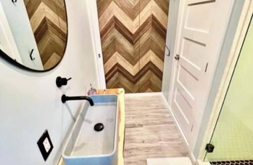 MLK House | Casita East - Cozy, Pretty & Private + Parking, Near Downtown & UT