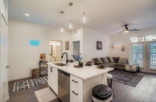McNeil Apartment | Casita Lone Star - Pool Views - Free Parking