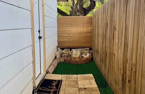 West San Antonio House | Casita Private King Room & Full Bathroom near Lackland AFB & Fiesta Texas