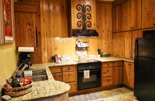 Comanche Canyon Ranch Apartment | Castle apartment #1 at Villa del Sol ~ Lake, hillside, sunsets & nature galore!
