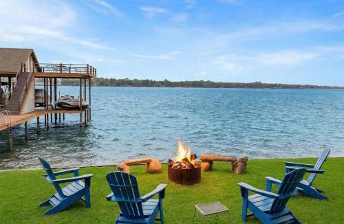 Enchanted Oaks House | Cedar Creek Lake Escape - Lakefront Private Dock