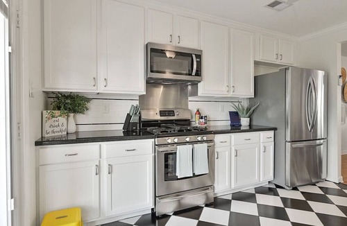 College Station House | Central Bluebird Cottage, Hot Tub, Sleeps 7, Patio