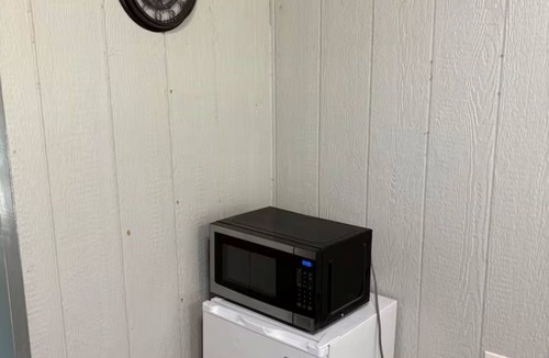 Dennis Cabin | Charming 1-bedroom cabin in peaceful Weatherford getaway