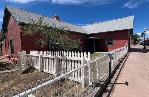 Tyrone House | Charming 1800's fully modernized farmhouse in downtown Silver City- pet friendly