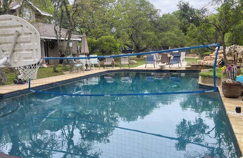 Boerne House | Charming 2-bedroom country guest house in beautiful Boerne with many amenities