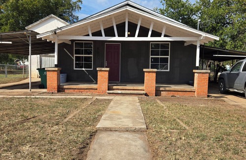 Olney House | Charming 2-bedroom house in Olney with AC and WiFi