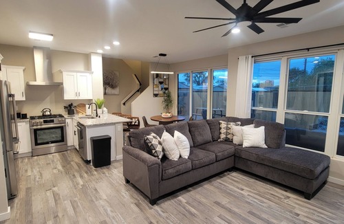 South Broadway House | Charming 2-bedroom townhome in wonderful Downtown Albuquerque with Wi-Fi, AC,