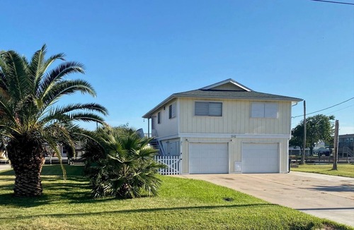 Rockport House | Charming 2-bedroom waterfront house with dock, AC, and WiFi in Rockport Texas