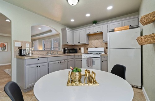 St. Johns House | Charming 2BR Getaway | Near Downtown & Mueller